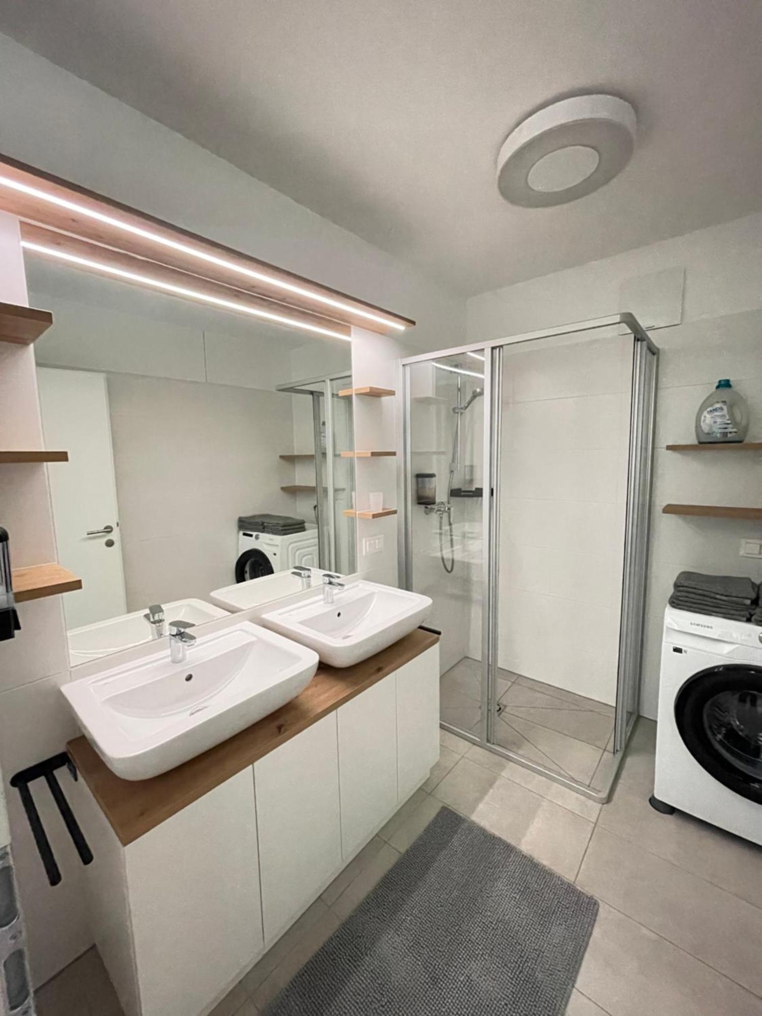 Apartamento 100 Qm Penthouse, Self-Check-In, 2 Parkplaetze Graz Exterior foto