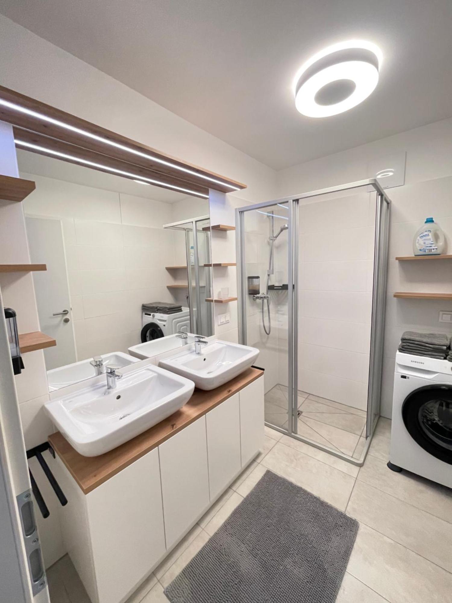 Apartamento 100 Qm Penthouse, Self-Check-In, 2 Parkplaetze Graz Exterior foto